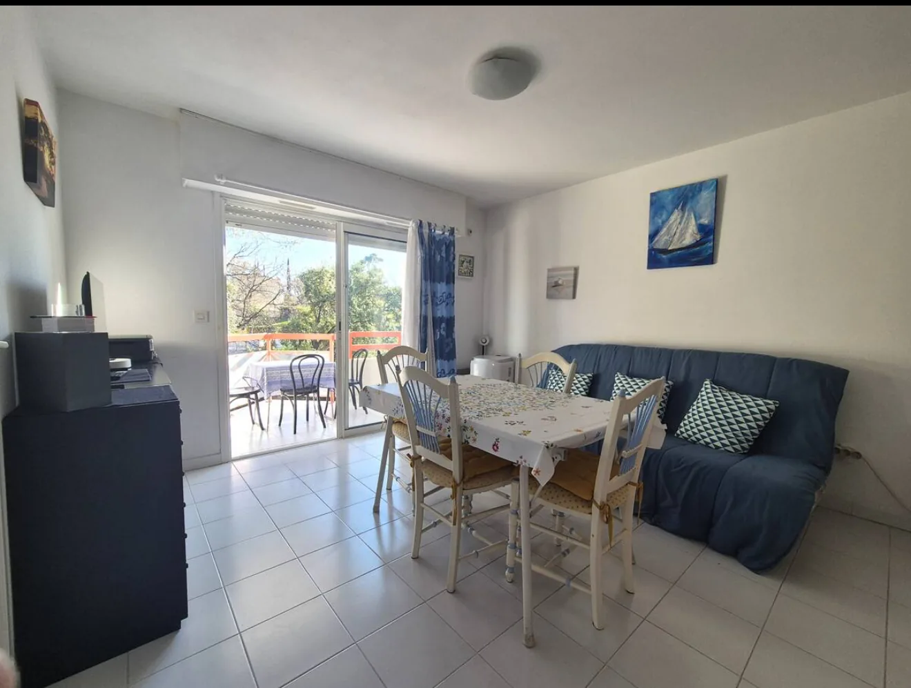 Séjour lumineux d’un appartement vendu en viager libre par Tom Dumoulin, ouvrant sur une terrasse