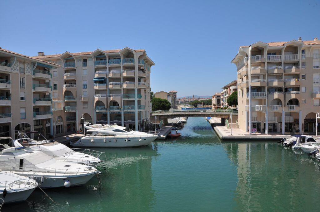 Vue du port de plaisance de Fréjus, secteur d’intervention de Tom Dumoulin dans le Var et en région PACA.