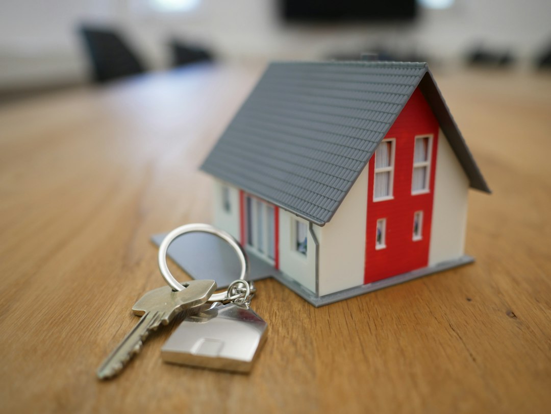 Clés de maison et documents immobiliers illustrant une vente à terme ou en viager.
