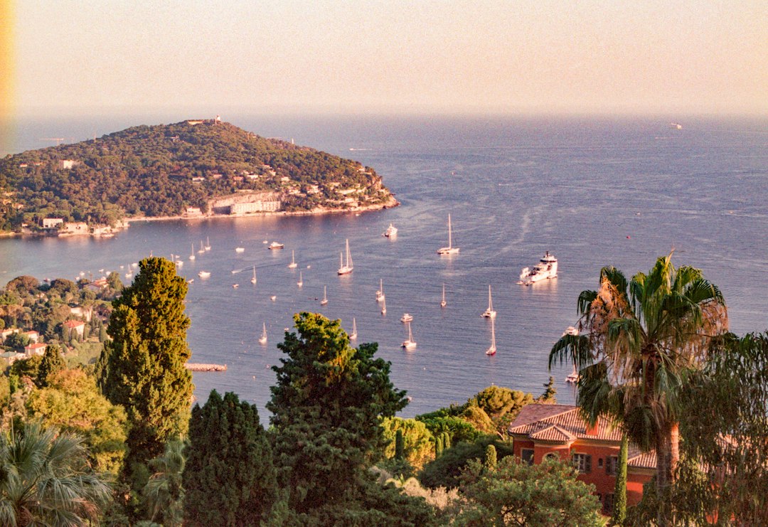Vue sur la Méditerranée et la Côte d’Azur, illustration du secteur de Fréjus et Saint-Raphaël.